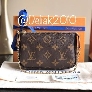 SOLD! Louis Vuitton Monogram Mini Pochette RARE 😍